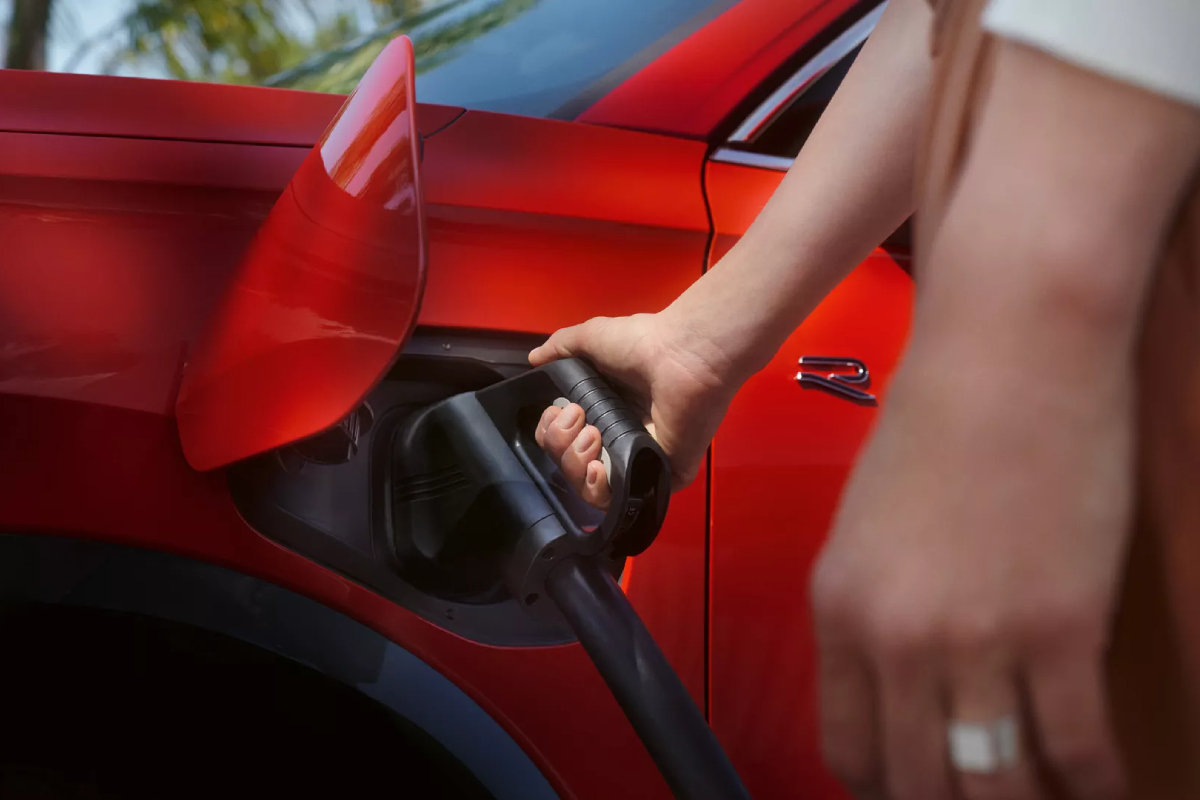 VW_Tiguan_PHEV-charging_1200x800